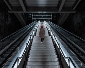 Превью обои человек, лестница, одиночество, sad, эскалатор, здание, архитектура