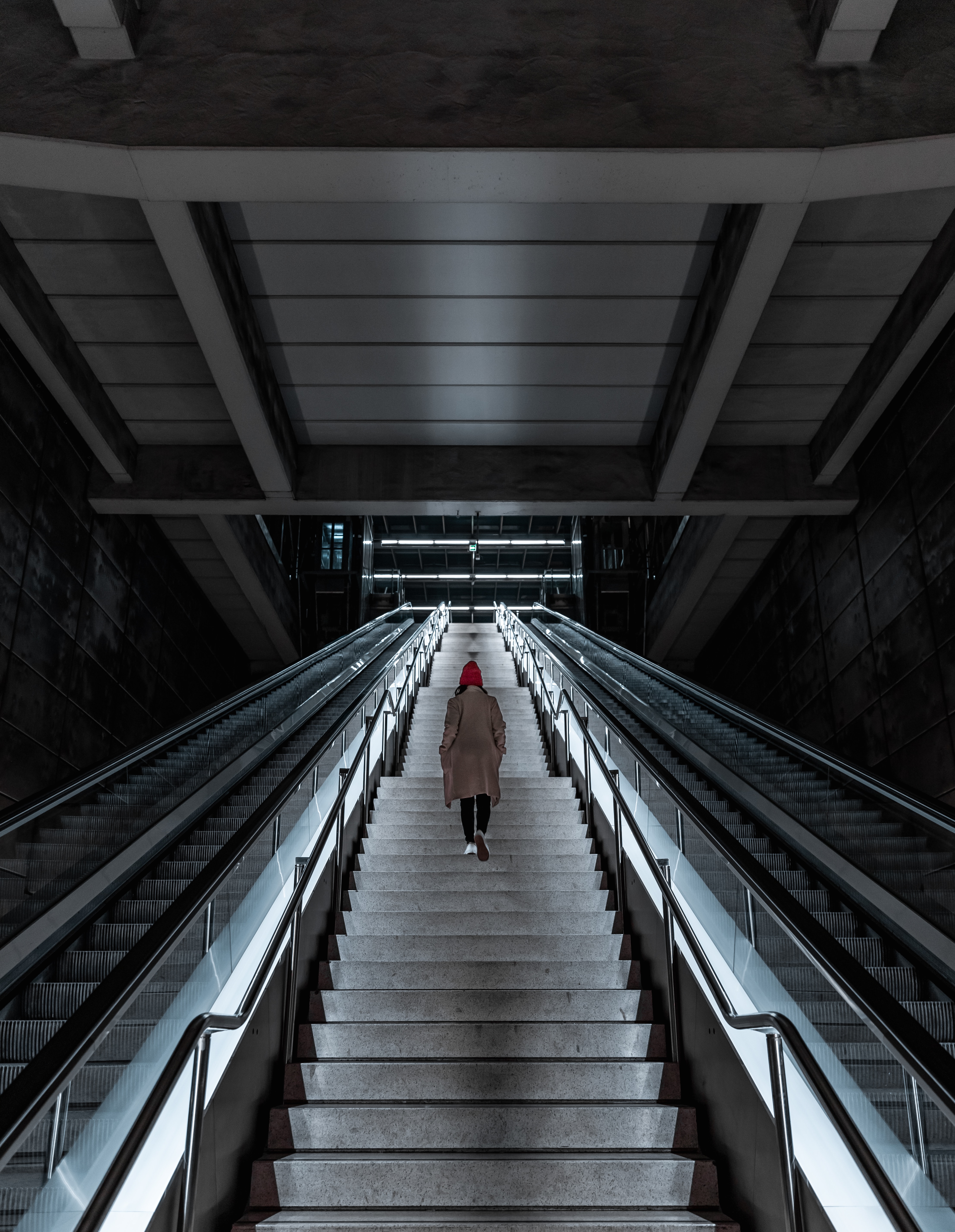 Сходи сон. Лестница эскалатор. Лестница в метро. Люди на эскалаторе. Метрополитен лестница.