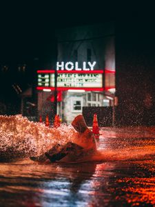 Превью обои человек, лужа, брызги, вода, мокрый