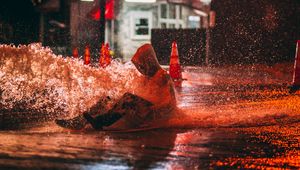 Превью обои человек, лужа, брызги, вода, мокрый