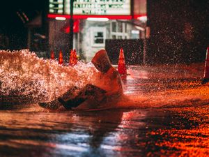 Превью обои человек, лужа, брызги, вода, мокрый