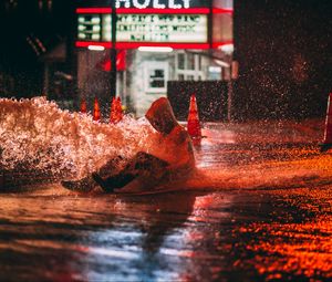 Превью обои человек, лужа, брызги, вода, мокрый