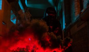 Превью обои человек, маска, дым, темный, ночь