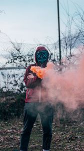 Превью обои человек, маска, дым
