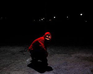 Превью обои человек, маска, капюшон, темный, ночь