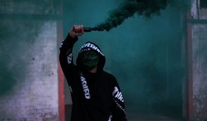 Превью обои человек, маска, капюшон, дым
