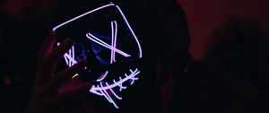 Превью обои человек, маска, неон, свечение, темный