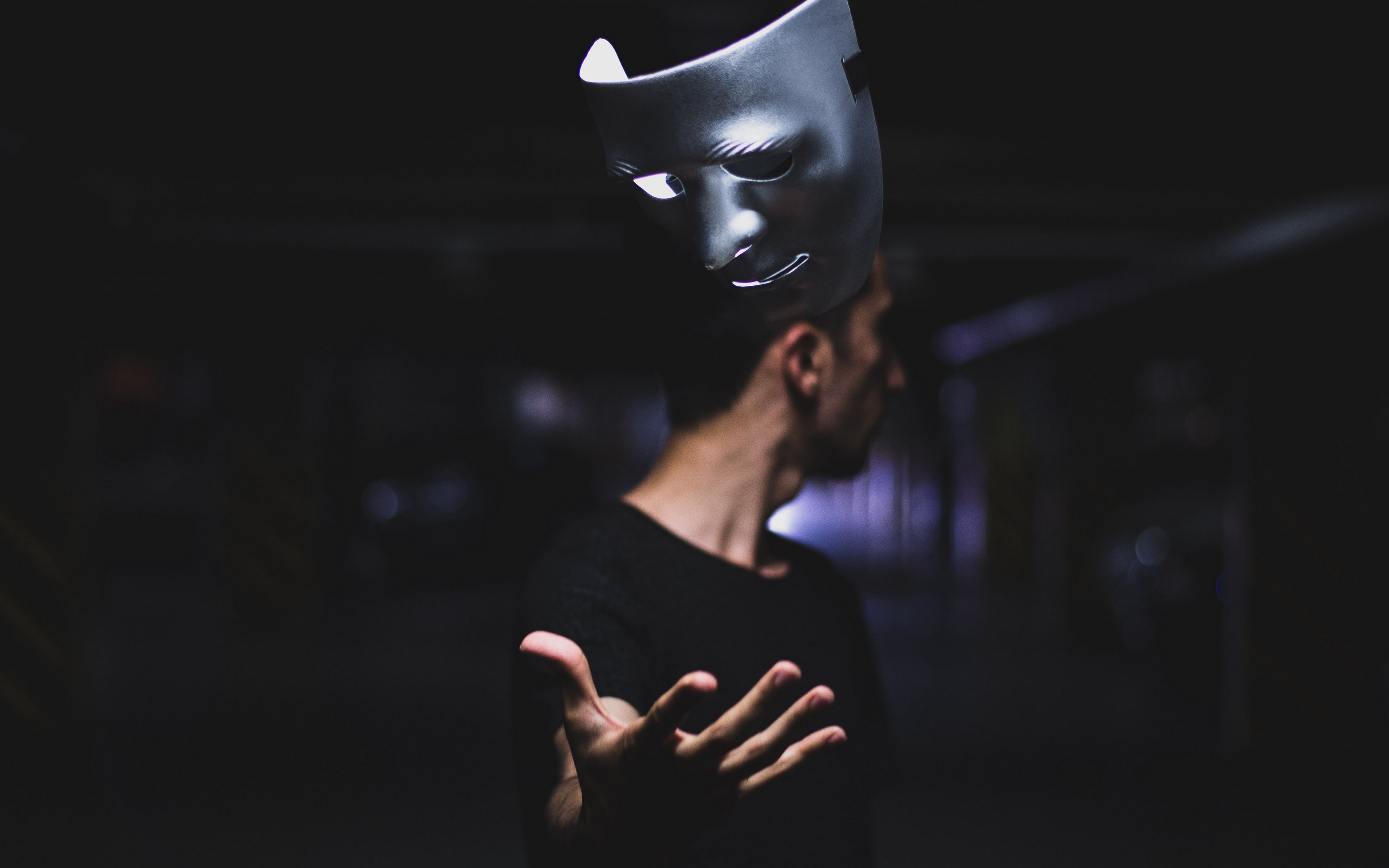 Анонимные объявления masked. Человек в маске. Человек с маской в руках. Лицо под маской.