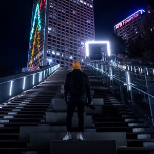 Превью обои человек, ночной город, здание, капюшон, одинокий