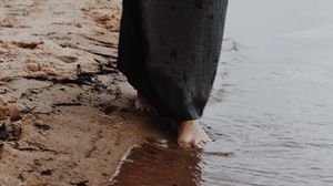 Превью обои человек, ноги, пляж, песок, вода