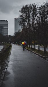 Превью обои человек, одиночество, дождь, зонтик, набережная, город