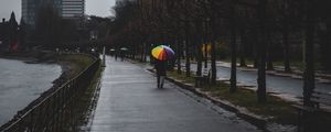 Превью обои человек, одиночество, дождь, зонтик, набережная, город