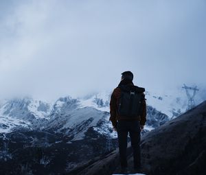 Превью обои человек, одиночество, горы, путешествие, природа