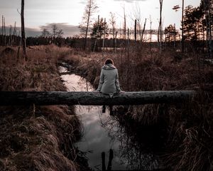 Превью обои человек, одиночество, грусть, бревно, ручей, природа