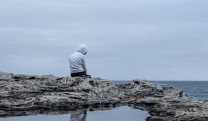 Превью обои человек, одиночество, грусть, скала, море