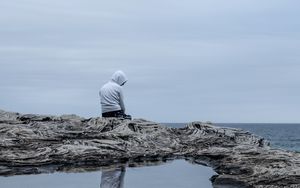 Превью обои человек, одиночество, грусть, скала, море