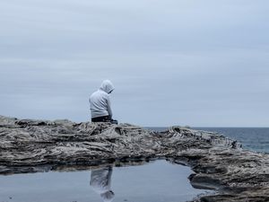 Превью обои человек, одиночество, грусть, скала, море