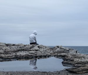 Превью обои человек, одиночество, грусть, скала, море