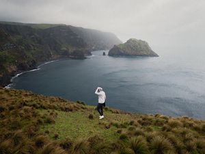 Превью обои человек, одиночество, море, утес, пейзаж, природа