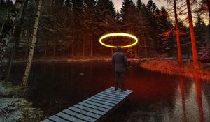 Превью обои человек, одиночество, нимб, свет, фризлайт, природа