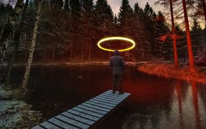 Превью обои человек, одиночество, нимб, свет, фризлайт, природа
