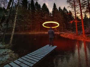 Превью обои человек, одиночество, нимб, свет, фризлайт, природа
