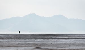 Превью обои человек, одиночество, одинокий, горизонт, минимализм