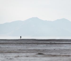 Превью обои человек, одиночество, одинокий, горизонт, минимализм