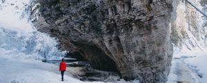 Превью обои человек, одиночество, одинокий, скалы, заснеженный