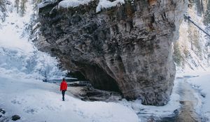 Превью обои человек, одиночество, одинокий, скалы, заснеженный