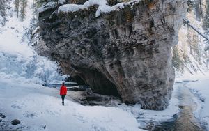 Превью обои человек, одиночество, одинокий, скалы, заснеженный