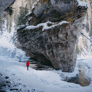 Превью обои человек, одиночество, одинокий, скалы, заснеженный