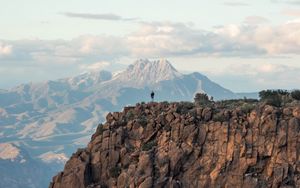 Превью обои человек, одиночество, одинокий, скала, горы