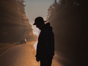 Превью обои человек, одиночество, одинокий, силуэт, лучи