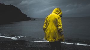 Превью обои человек, одиночество, одинокий, плащ, побережье