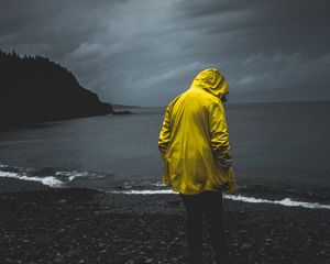 Превью обои человек, одиночество, одинокий, плащ, побережье