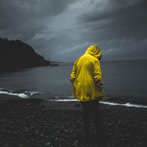 Превью обои человек, одиночество, одинокий, плащ, побережье