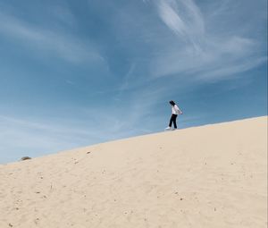 Превью обои человек, одиночество, одинокий, песок, склон