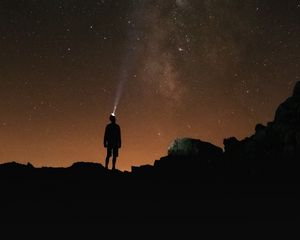 Превью обои человек, одиночество, одинокий, фонарь, ночь