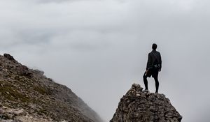 Превью обои человек, одиночество, одинокий, путешественник, скалы, туман