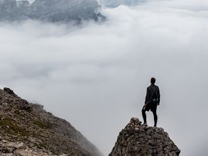 Превью обои человек, одиночество, одинокий, путешественник, скалы, туман