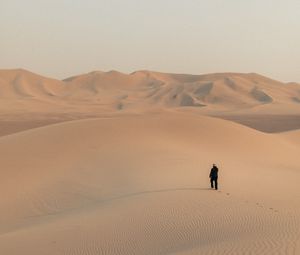 Превью обои человек, одиночество, одинокий, пустыня, барханы