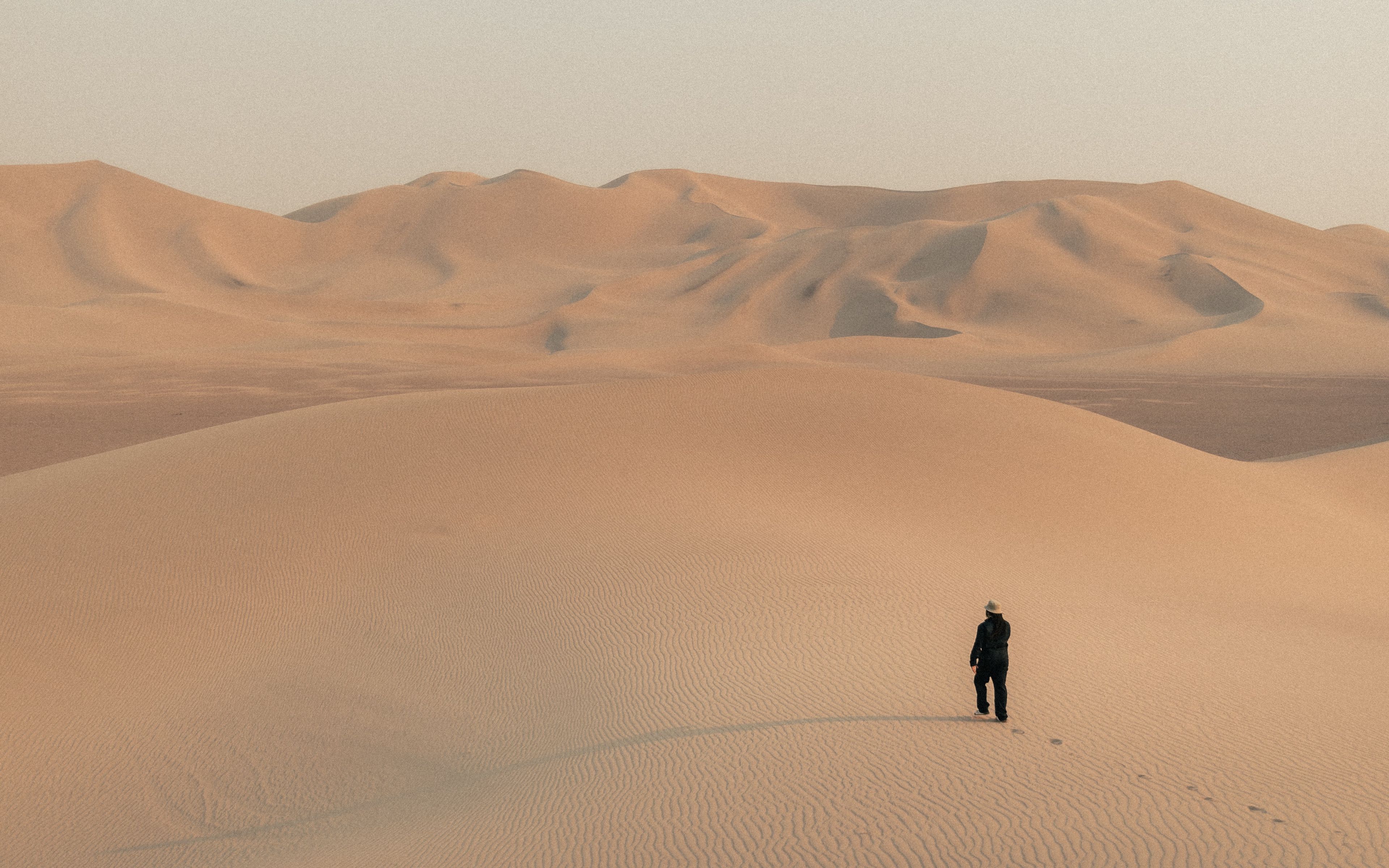 Печальные пустыни. Барханов в Афганистане. Одиночество в пустыне. Одинокий Путник в пустыне. Одиночка в пустыне.