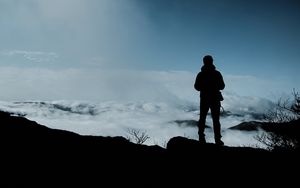 Превью обои человек, одиночество, одиноко, грусть, силуэт