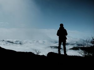 Превью обои человек, одиночество, одиноко, грусть, силуэт