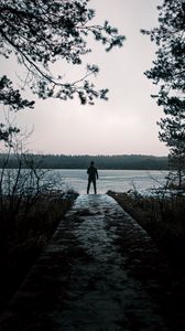 Превью обои человек, одиночество, озеро, природа, вид