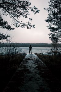 Превью обои человек, одиночество, озеро, природа, вид