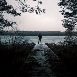 Превью обои человек, одиночество, озеро, природа, вид