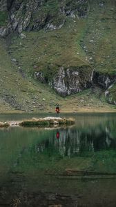 Превью обои человек, одиночество, озеро, гора, отражение