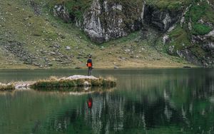 Превью обои человек, одиночество, озеро, гора, отражение